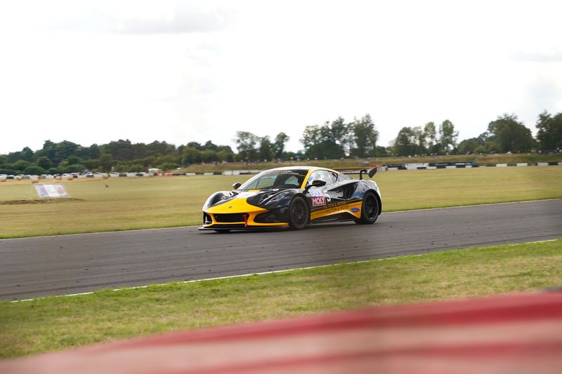 Hilton & Moss win at Castle Combe