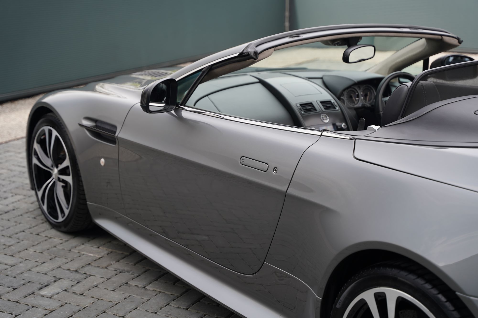 2012 Aston Martin V12 Vantage Roadster - 096 of 101