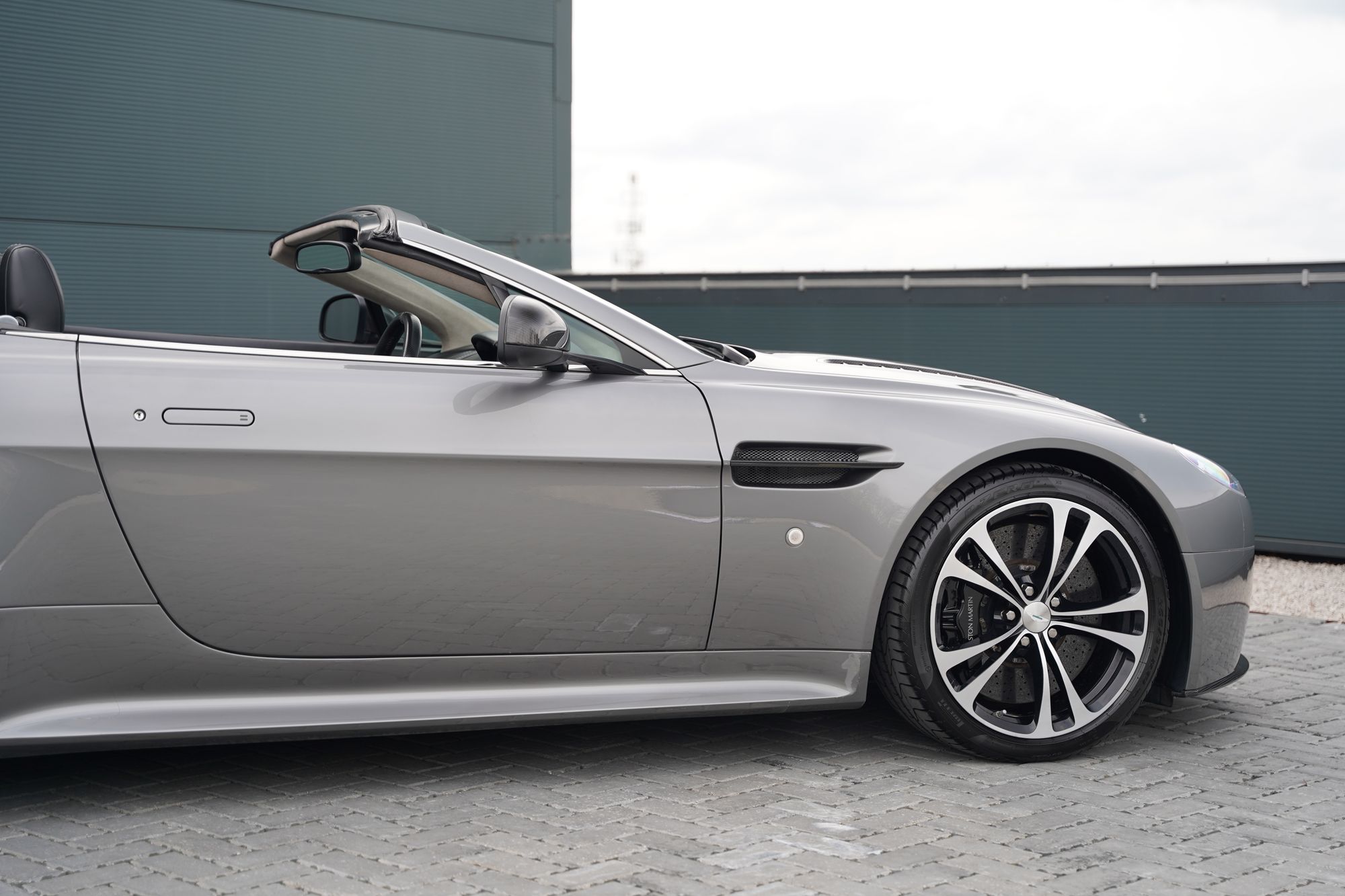 2012 Aston Martin V12 Vantage Roadster - 096 of 101