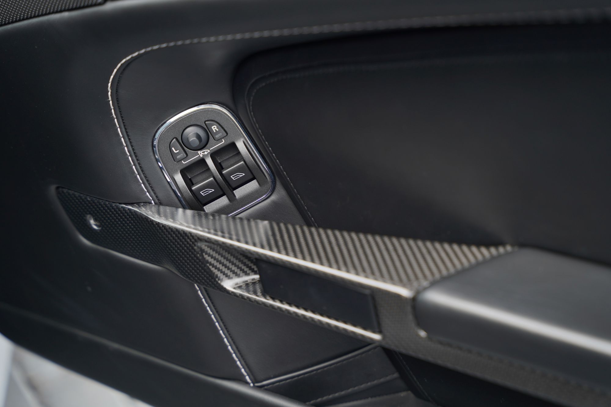 2012 Aston Martin V12 Vantage Roadster - 096 of 101