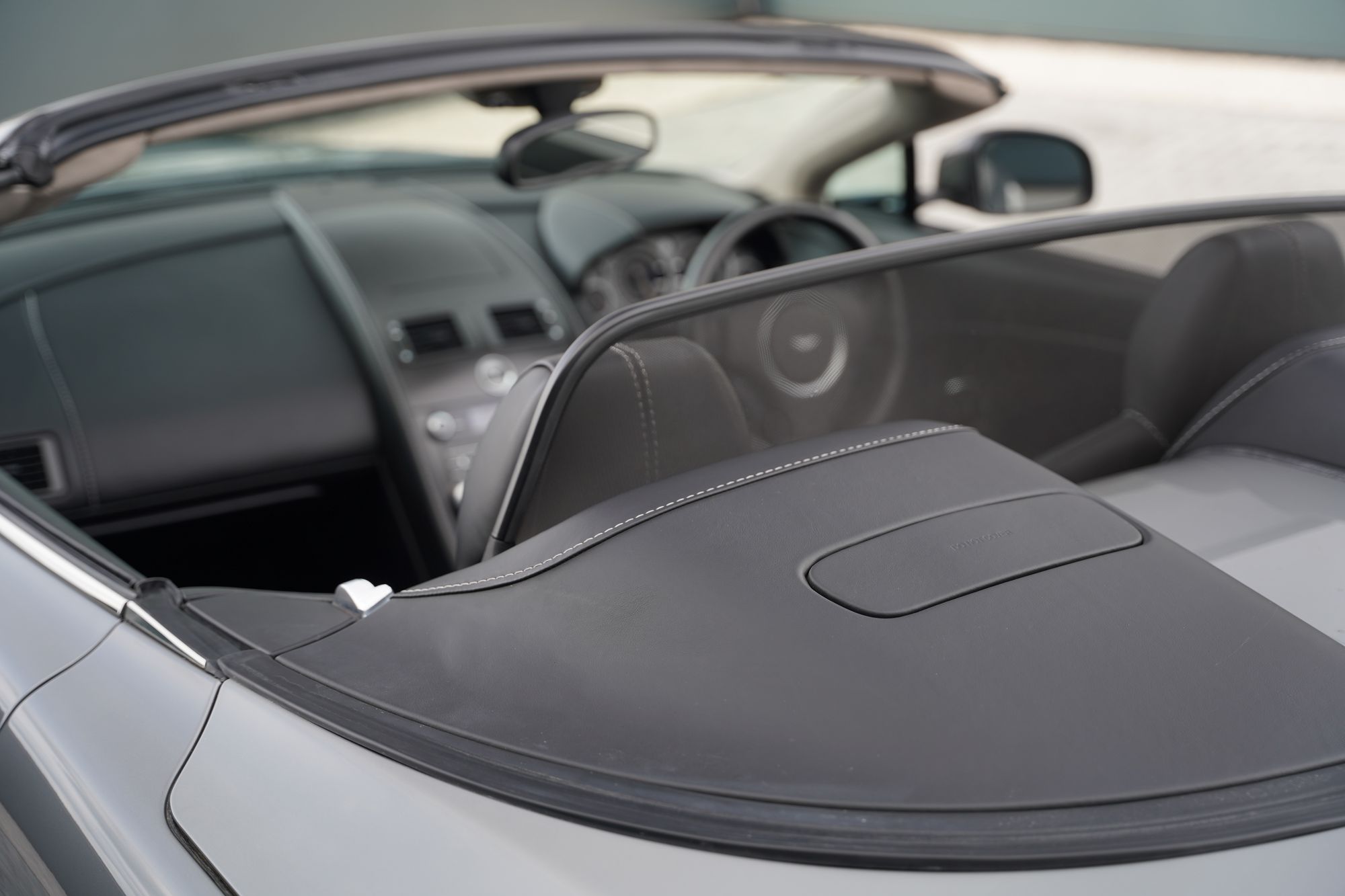 2012 Aston Martin V12 Vantage Roadster - 096 of 101