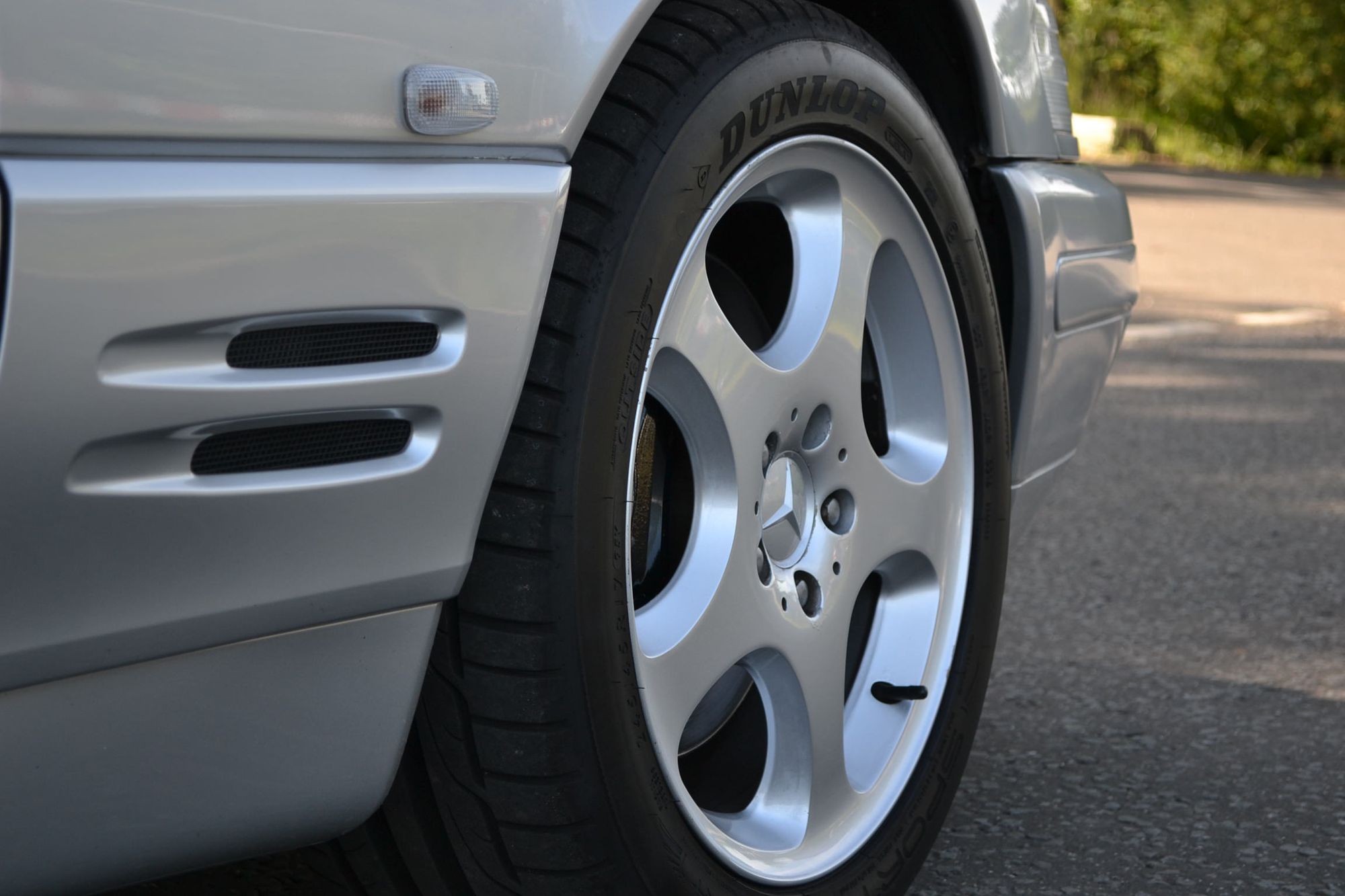 Mercedes-Benz SL320